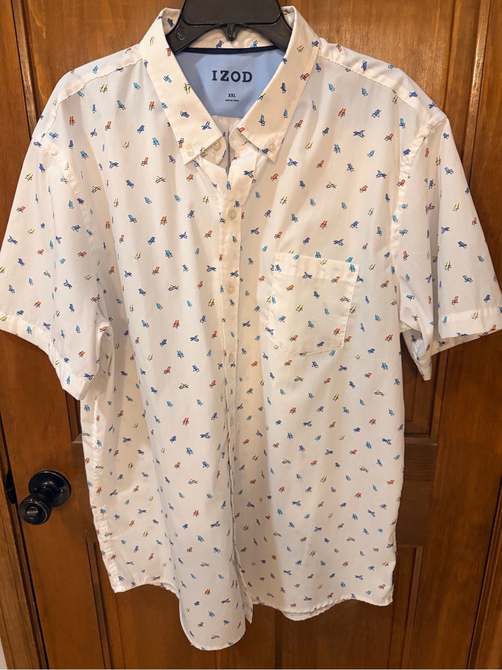 Izod Men’s White Short-Sleeve Button-Down Shirt with Multicolor Beach Chairs